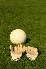 Fußball und Handschuhe