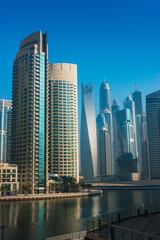 Fototapeta na wymiar Wysoki wzrost budynków i ulic w Dubaju, w Zjednoczonych Emiratach Arabskich