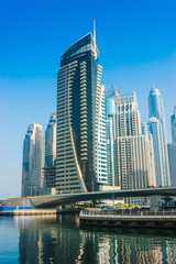 Obraz na płótnie Canvas Wysoki wzrost budynków i ulic w Dubaju, w Zjednoczonych Emiratach Arabskich