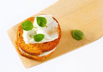 Mini toasts with cream cheese