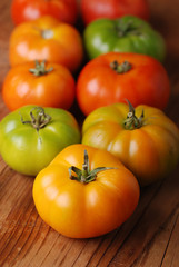 mucchio di pomodori di vari colori