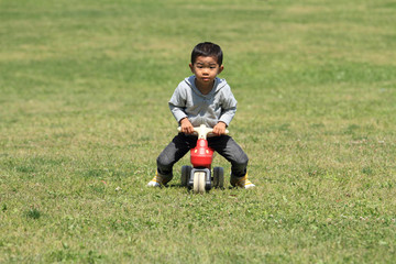 乗りもので遊ぶ幼児(3歳児)