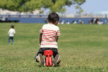乗りもので遊ぶ幼児(3歳児)