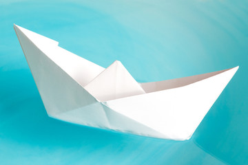 Obraz premium White ship on a blue water