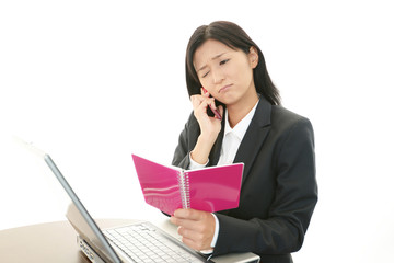 疲れた表情のOL