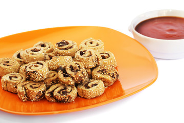 Rusks with sesame seeds, olives and sauce