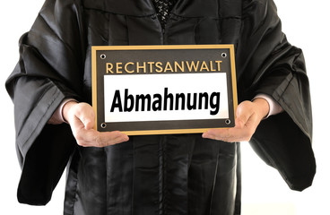 Abmahnung Rechtsanwalt in Robe mit Schild