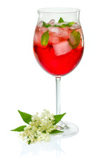 Aperitif mit Campari, Minze und Holunderblütensirup
