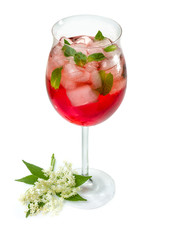Aperitif mit Campari, Minze und Holunderblütensirup