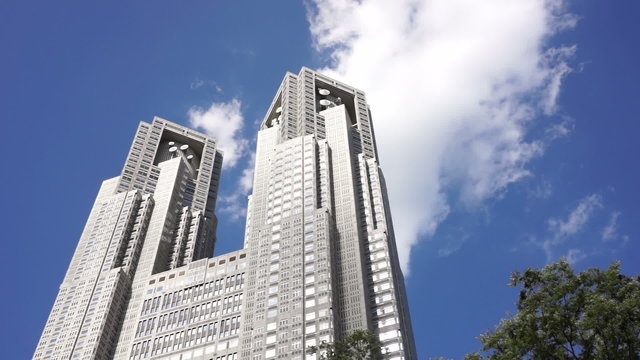 東京都庁　青空と緑　　Tokyo Metropolitan Government Office