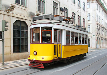 Plakat Stary żółty tramwaj w Lizbonie, Portugalia