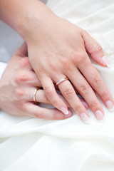 Obraz na płótnie Canvas Ręce z pierścieniami para ślubu
