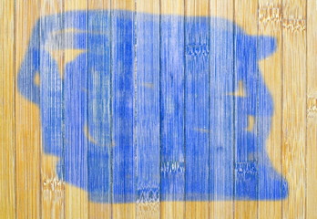 bambuswand blau gestrichen