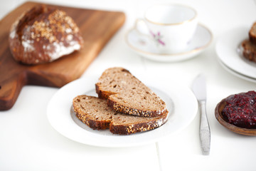 Fototapeta na wymiar ORKISZU ziarno całe kromki chleba z dżemem, zdrowe śniadanie