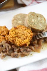 Knödel mit Nussbraten und Pilzsoße