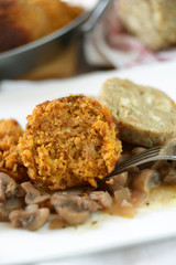 Nussbraten auf Pilzsauce mit Serviettenknödel