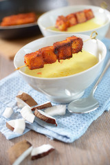 Currysuppe mit Kokos und Tofuwürfeln