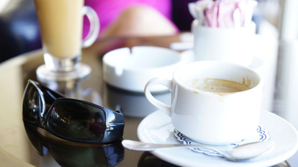 Kaffee und Sonnenbrille