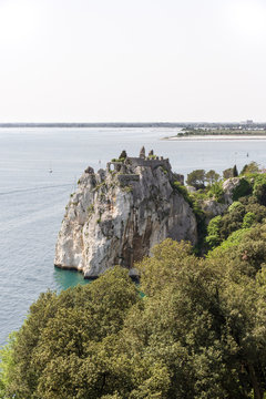 Rovine di un antico castello a Duino, Italia