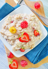 oat flakes with berries