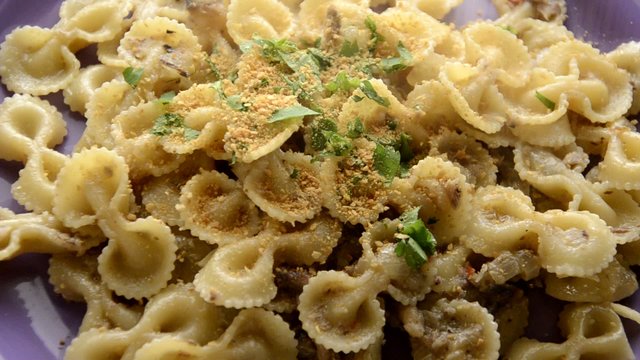 Pasta c &rsquo;anciova e muddica atturrata