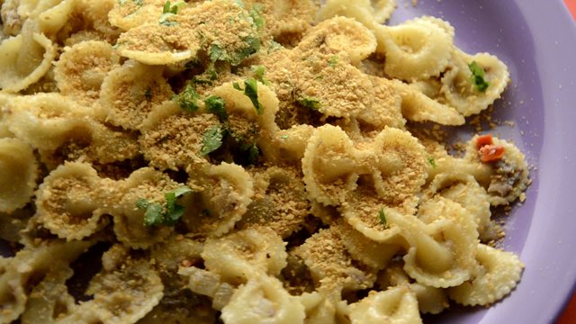 Pasta c &rsquo;anciova e muddica atturrata