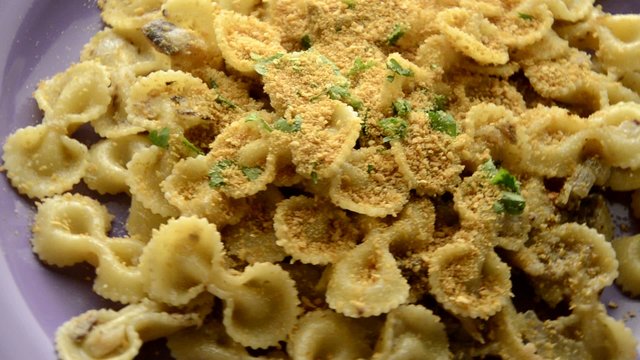 Pasta c &rsquo;anciova e muddica atturrata