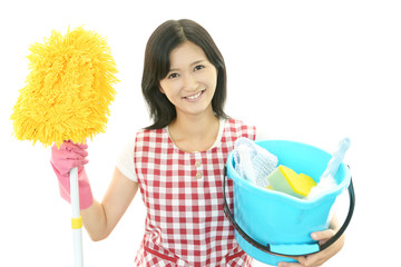 掃除をする笑顔の女性