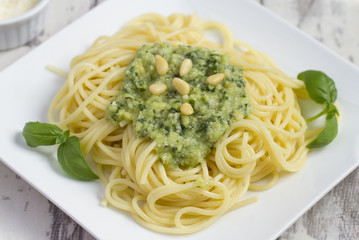Spaghetti mit Basilikumpesto