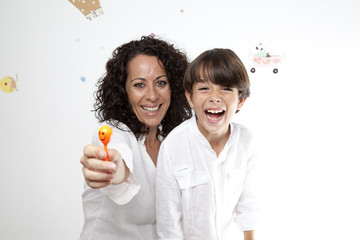 Madre e hijo riendo