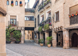 Fototapeta na wymiar Ulica w zamku w Alquezar Hiszpanii