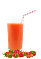 sok poziomkowy na białym tle