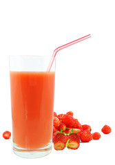 sok poziomkowy na białym tle