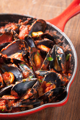 Mussels on stirfried tomato sauce