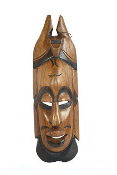 Un masque en bois africain sur fond blanc