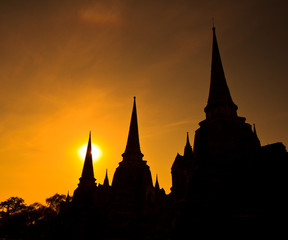 Obraz premium Silhouette of Pagoda at Wat Phra Sri Sanphet in Thailand