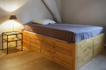 Fotobehang lit à tiroirs en bois massif © mariesacha