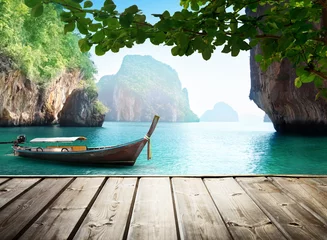 Crédence de cuisine en verre imprimé Jetée Mer d& 39 Adaman et bateau en bois en Thaïlande