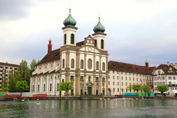 Fototapeta na wymiar Kościół jezuitów i nabrzeża, Lucerna, Szwajcaria