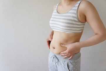 お腹が出ている女性