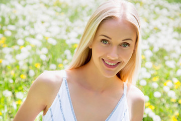 Naklejka premium Woman among dandelions