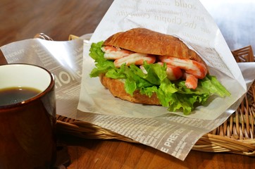 エビサンドとコーヒー