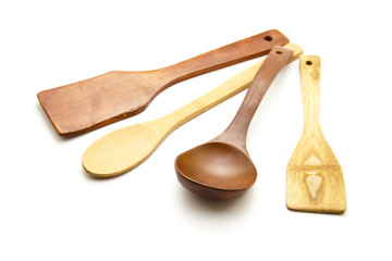 Verschiedene Holzlöffel auf Weißem hintergrund