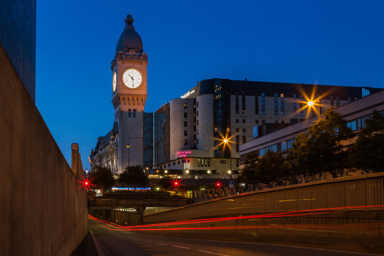 Gare de Lyon et sa tour de l'horloge a Paris