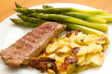 Lammlachse mit Kartoffelgratin und grüner Spargel
