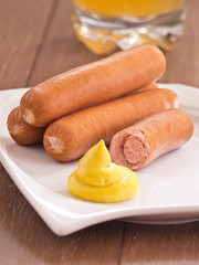 Würstchen mit Senf