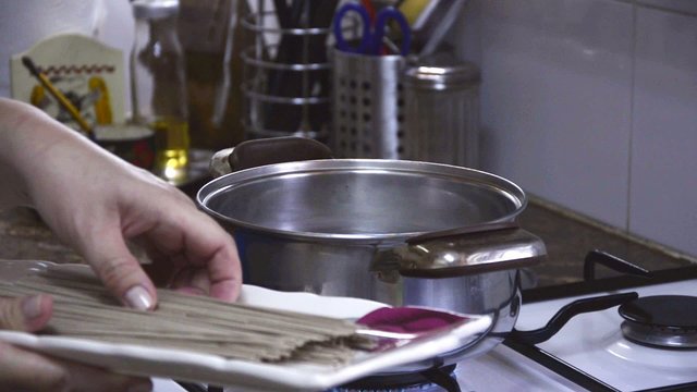 Adding soba to boiling water