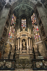 Fototapeta na wymiar Wnętrze kościoła w Mediolanie Duomo
