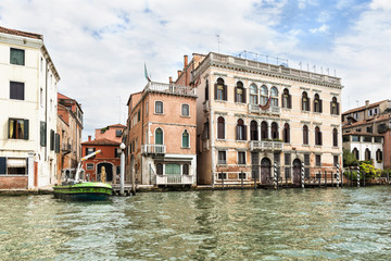 Fototapeta na wymiar Strzał Lato domów w pobliżu Grand Canal, Wenecja