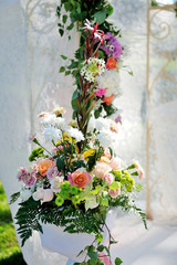 Fototapeta na wymiar Konfiguracja ślub z piękny kwiaty na białym tle